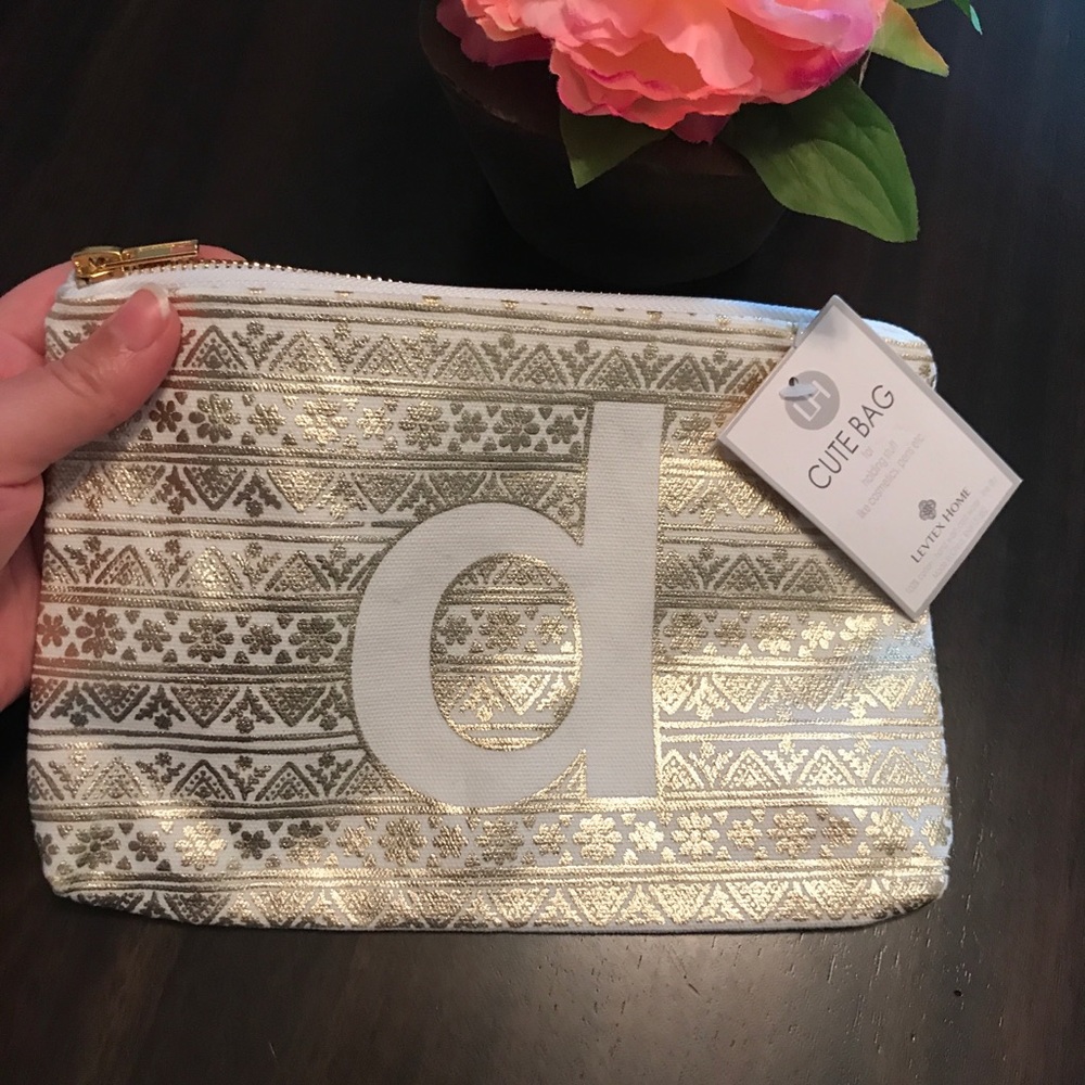 SALE❤️Final Price🎉Monogram zip pouch letter D